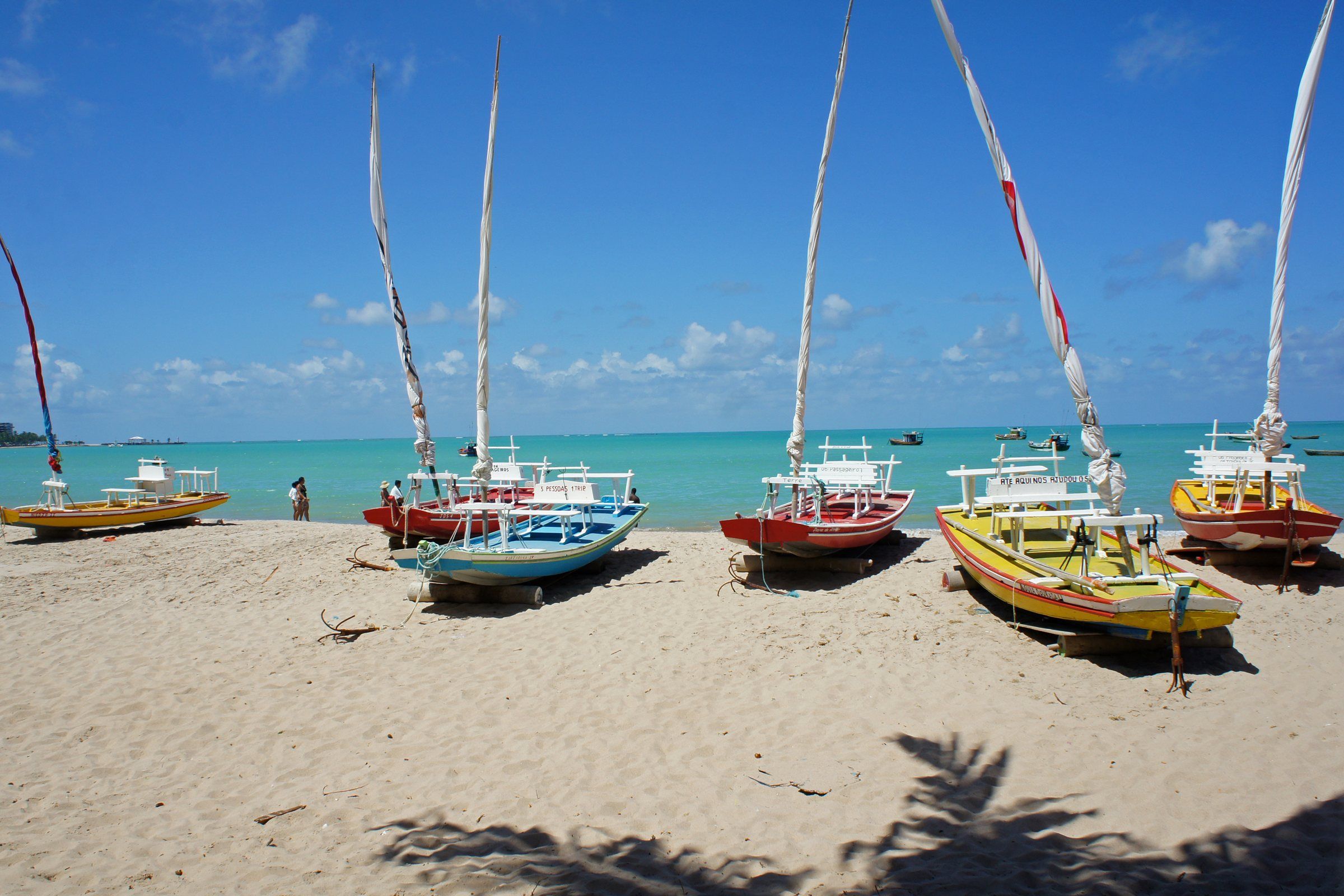 Jangadas coloridas na areia da Praia de Pajuçara, em Maceió