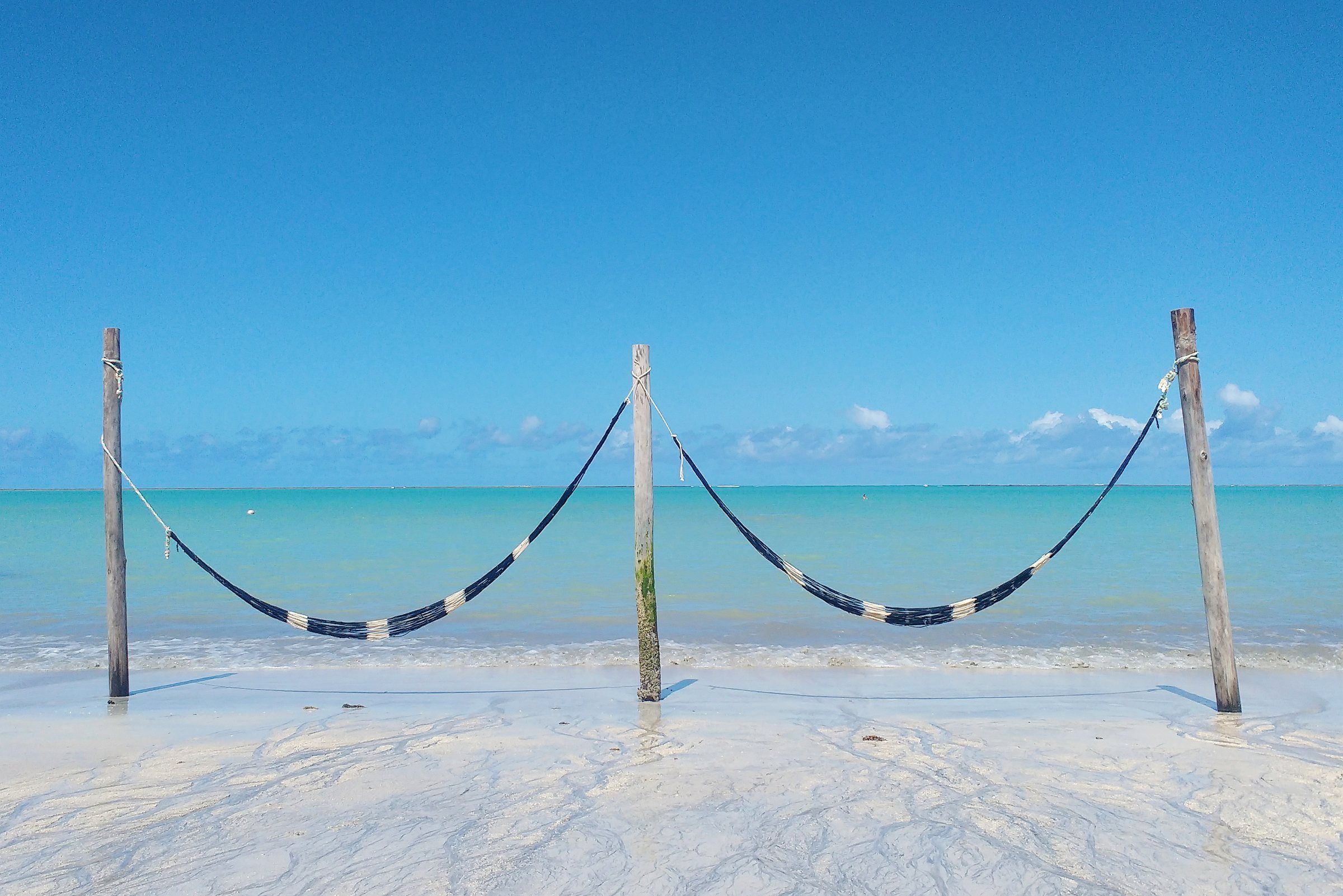 Redes armadas sobre a água rasa e cristalina da Praia de Barra Grande, em Maragogi